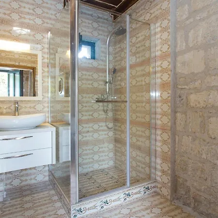 Stunning In With Jacuzzi Sinj