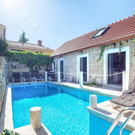 Stunning In With Jacuzzi Casa de Férias Sinj